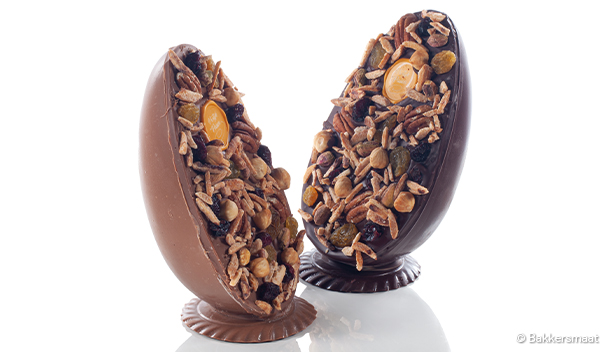 Half paasei met notenmix gevuld met bonboneitjes